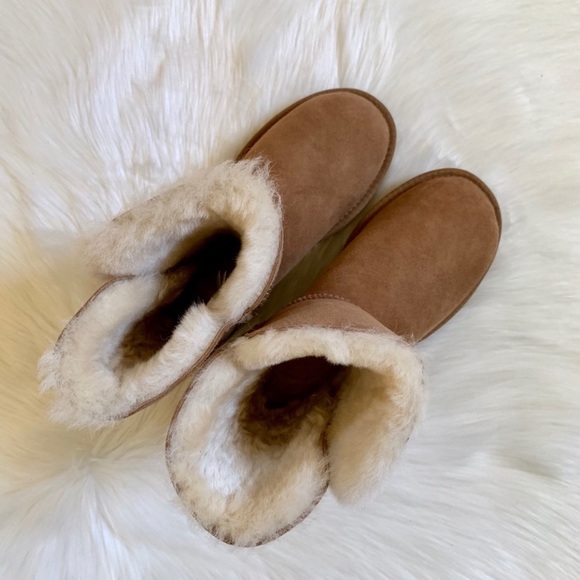 UGG Chestnut Bailey Button II Boots - Picture 4 of 8